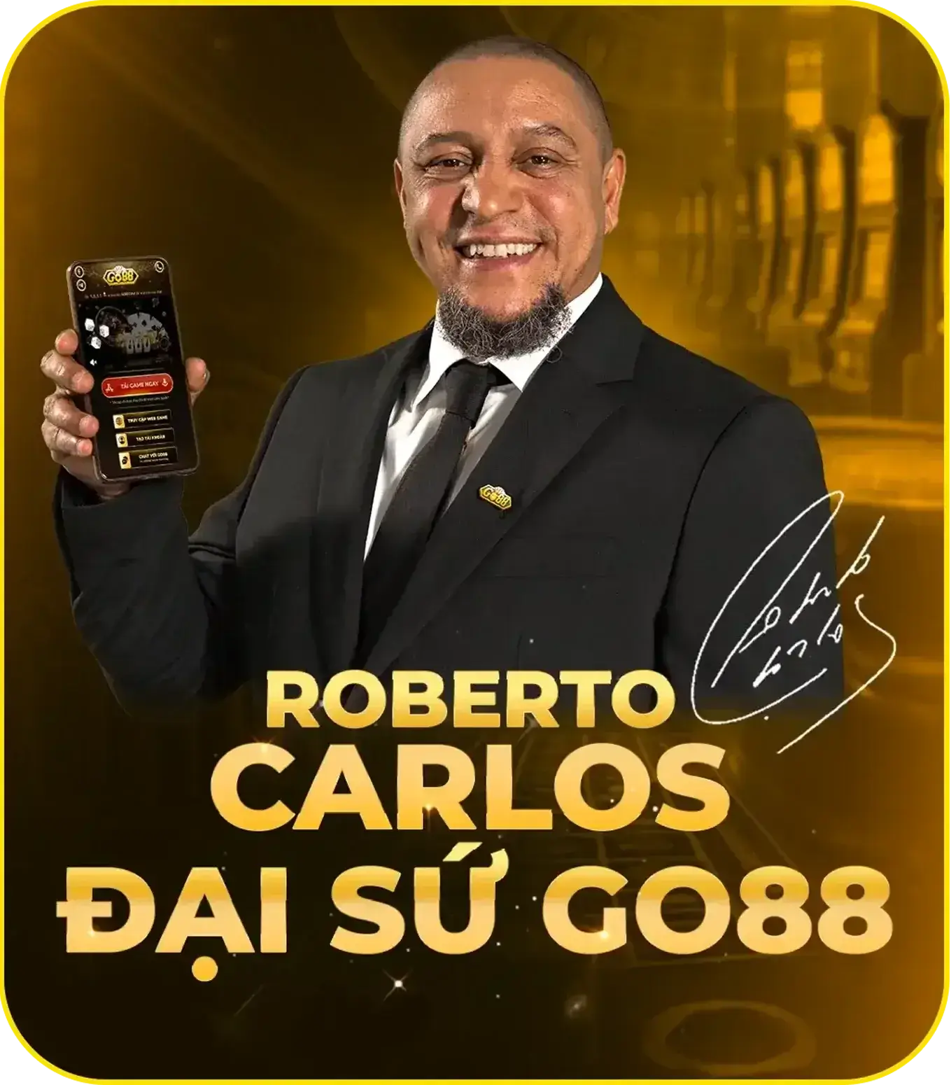 Roberto Carlos — đại sứ thương hiệu Go88, cầm điện thoại hiển thị giao diện game và nút tải app